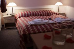 A bed or beds in a room at Hotel Grand