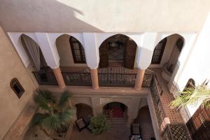 - une vue de tête sur un bâtiment avec une cour dans l'établissement Riad Djemanna, à Marrakech