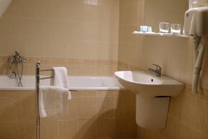 A bathroom at Hotel Grand