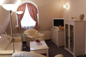 A television and/or entertainment centre at Hotel Grand