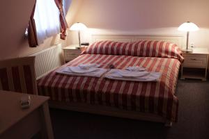 A bed or beds in a room at Hotel Grand