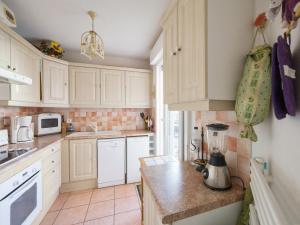 una cocina con armarios blancos y una licuadora en una encimera en Welkeys Apartment - Lanterne, en Niza