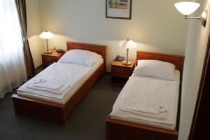 A bed or beds in a room at Hotel Grand Még 23 kép