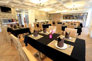 Restoran atau tempat lain untuk makan di Bright Hotel