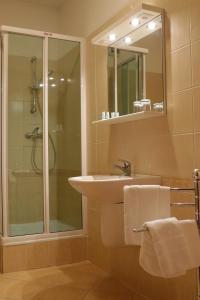 A bathroom at Hotel Grand