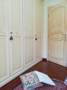 ピサにあるDa Francesca a Pisaの白いキャビネットと枕が備わる客室です。