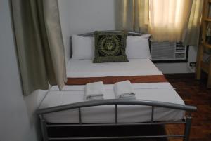 Postel nebo postele na pokoji v ubytování Spacious Low Rise Condo