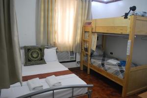 Postel nebo postele na pokoji v ubytování Spacious Low Rise Condo