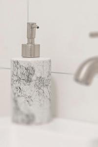 um lavatório de casa de banho com uma torneira de prata em Bryggjur em Hvolsvöllur