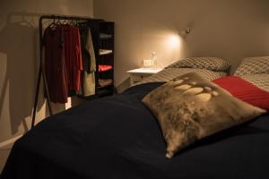 una camera da letto con un letto con un cuscino sopra di Bryggjur a Hvolsvöllur