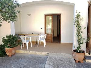 a patio with a table and chairs in a house at Su Pranu in Onifai