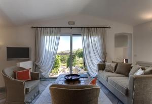 TV a/nebo společenská místnost v ubytování L'Ea Bianca Luxury Resort