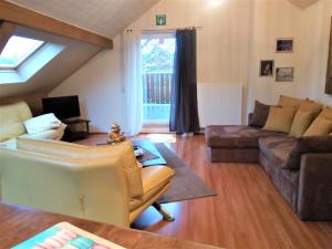 ein Wohnzimmer mit einem Sofa und einem Tisch in der Unterkunft Point Escale in Lontzen