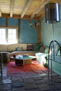 ein Wohnzimmer mit Couch und Tisch in der Unterkunft Charlot Home in Lesperon