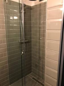 A bathroom at The Whistling Rabbi