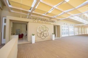 ein großes Zimmer mit einem Schild, das das Hotel-Portal Grand Casino-Partnerunternehmen liest in der Unterkunft Oasis Porto Grande in Mindelo