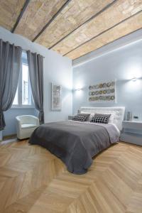 ローマにあるSylvia Stylish Vatican Apartmentのベッドルーム1室(大型ベッド1台付)