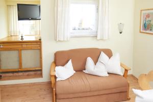sala de estar con sofá y almohadas en Haus Deidl, en Bad Hindelang