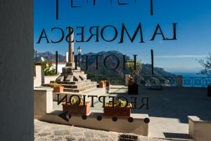 ein Zeichen für die Akropolis von Athenen mit dem Ozean im Hintergrund in der Unterkunft La Moresca in Ravello