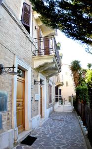 an alley way with a building and a balcony at Bed & Breakfast Il Vicolo in San Benedetto del Tronto