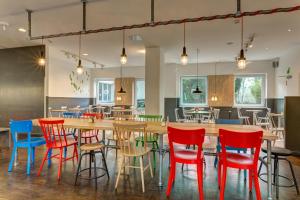 En restaurang eller annat matställe på MEININGER Hotel Hamburg City Center