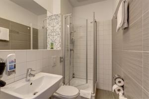 Ett badrum på MEININGER Hotel Hamburg City Center +37 foton