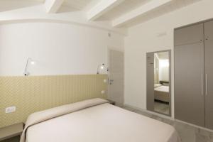 A bed or beds in a room at Hotel Biancaneve Wellness