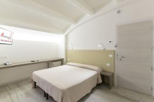 A bed or beds in a room at Hotel Biancaneve Wellness