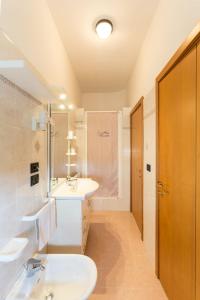 A bathroom at Hotel Biancaneve Wellness