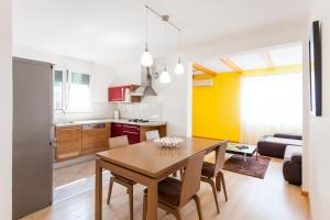una cucina e una sala da pranzo con tavolo e sedie di House Nikita a Vela Luka (Vallegrande)