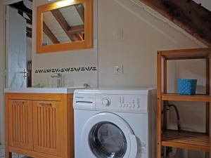 una lavadora en una cocina con fregadero en Chez Claire & Eric, en Terre-de-Haut