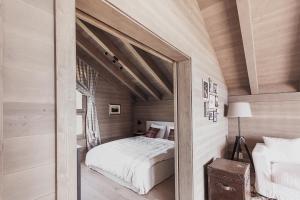 1 dormitorio con cama y espejo grande en Chalet Kristall, en Rosswald