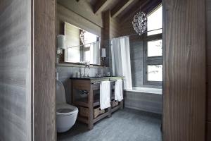 RosswaldにあるChalet Kristallのバスルーム(洗面台、トイレ付)、窓が備わります。