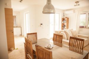 un soggiorno con tavolo, sedie e divano di Apartment in Villa, near Piran a Strunjan