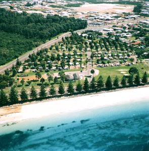 eine Luftansicht auf einen Strand mit einem Resort in der Unterkunft Esperance Holiday Apartment in Esperance