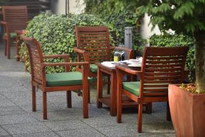 A garden outside Marrol's Boutique Hotel