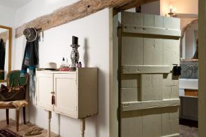 a room with a refrigerator and a shelf at Maison Cirmi in Szabadhidvég