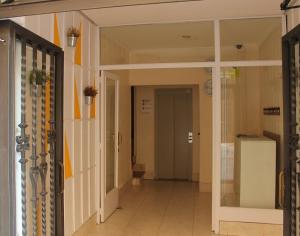 un couloir d'un immeuble avec une porte et un couloir dans l'établissement Roomin Hostel, à Salamanque
