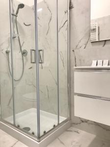 La salle de bains est pourvue d'une douche avec une porte en verre. dans l'établissement B&B Palombini, à Rome
