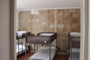 un grupo de literas en una habitación con vida en casa en Roomin Hostel, en Salamanca