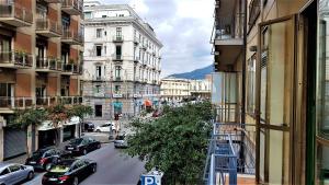 サレルノにあるSalerno Centraal Apartmentの車を停めた街並み