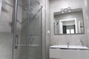 łazienka z prysznicem, umywalką i lustrem w obiekcie ConK Apartments by CasaTuristica w mieście Ronda +9 zdjęć
