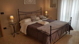 サレルノにあるSalerno Centraal Apartmentのベッドルーム1室(大型ベッド1台、ランプ2つ付)