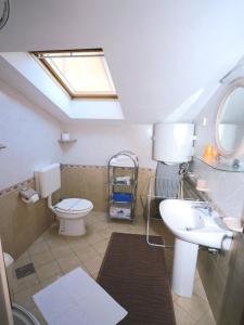 Et badeværelse på Apartments Danijel