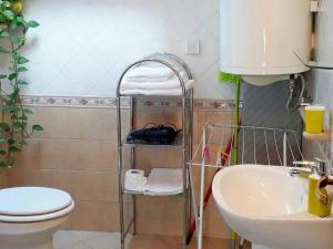 Et badeværelse på Apartments Danijel