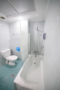 Koupelna v ubytování Sancta Maria Hotel