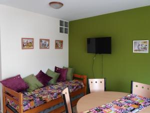 um quarto com uma cama, uma mesa e uma televisão em Como en Casa 2 em Rosário