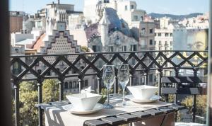 バルセロナにあるユー スタイリッシュ ザ モースト ラグジュアリー アパートメントのワイングラス2杯付きテーブル、眺めの良いテーブル