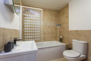 Et badeværelse på Stunning Contemporary Apartment - Free Parking - 5 Minute Walk To The Beach - Great Location - Fast WiFi - Smart TV With Netflix Included - Contractor Friendly - Perfect For Short and Long Stays + 11 billeder