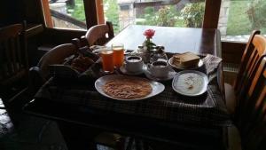 アノ・トリカラにあるErmis Katafigioのテーブル(食べ物とオレンジジュースの朝食付)